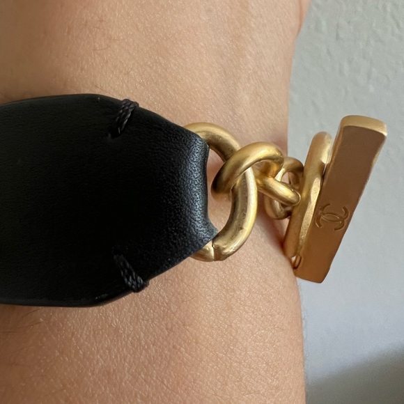 authentic Chanel leather strap bracelet - Picture 10 of 10